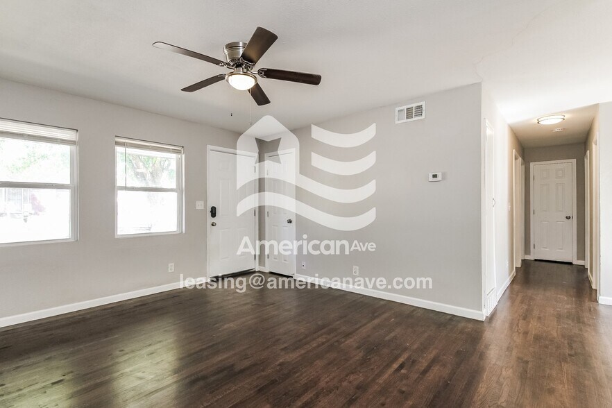 Building Photo - 328 W 46th Pl N