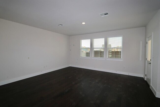 Building Photo - 3001 Mary Elizabeth Dr