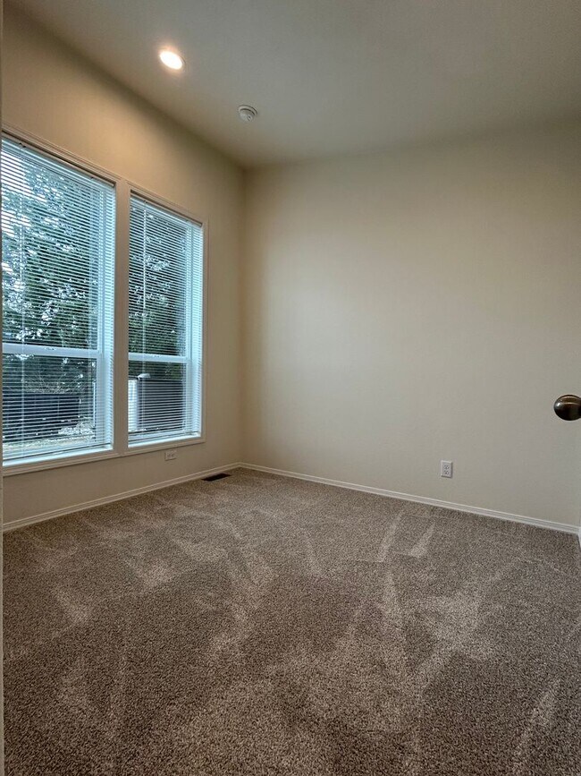 Building Photo - Powers Creek