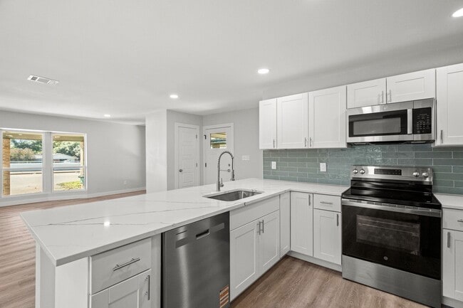 Building Photo - SW Loop 820 - 4304/4306 *Lease Up Only*