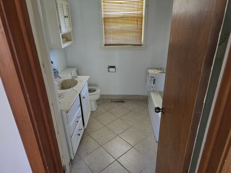 Main Bathroom - 301 W 27th Ave