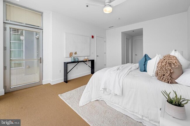 Building Photo - 2772 Lighthouse Point E