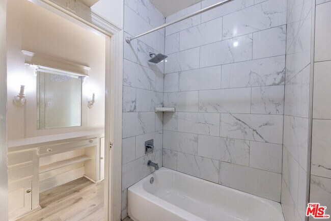 Building Photo - 946 S Burlington Ave