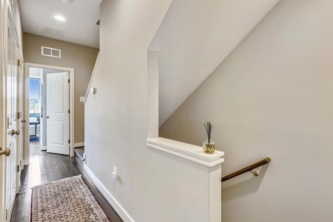 Building Photo - GREAT LOCATION!! Stunning 3BD/3.5BA luxury 4-level townhouse!