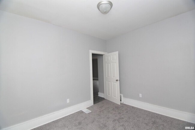 Building Photo - 1124 18th Ave