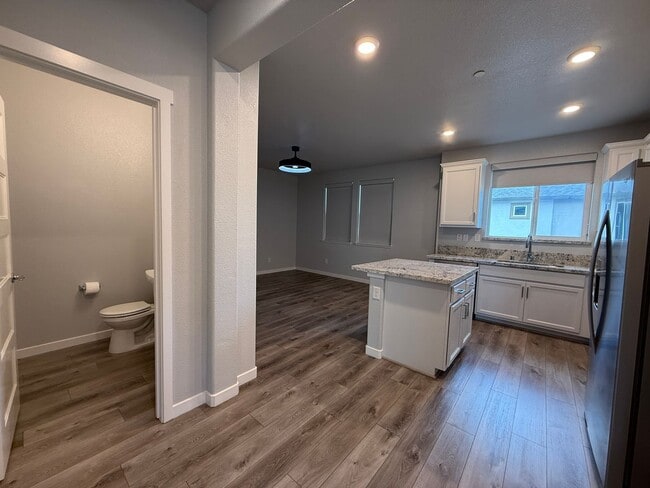 Building Photo - Pristine Condo in Monterey Village Gated Community