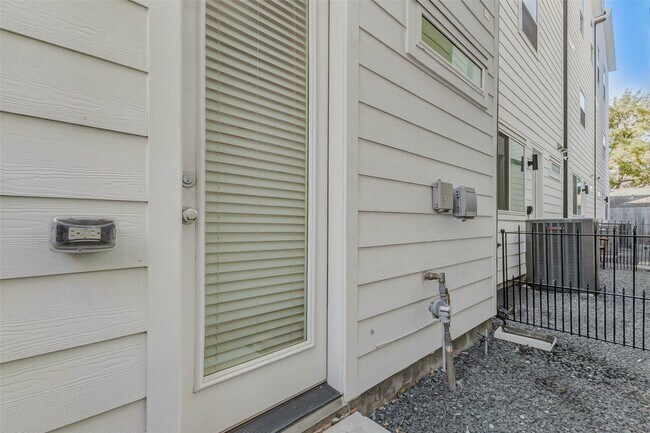 Building Photo - 5859 Dolores St