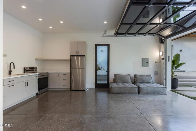 Building Photo - 620 Houseman St