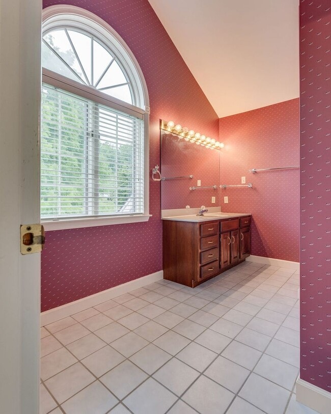 Building Photo - Experience lakefront living at its finest in the heart of East TN