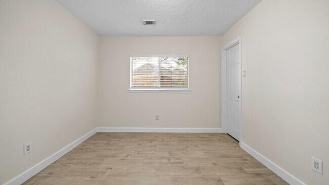Building Photo - Lovely three-bedroom residence located on a cul-de-sac in Pearland ISD.