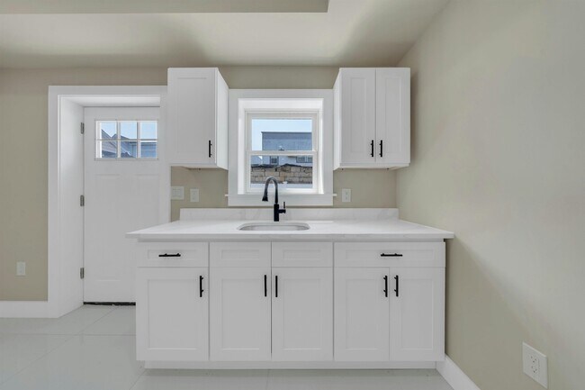 Building Photo - 275 Pearsall Ave