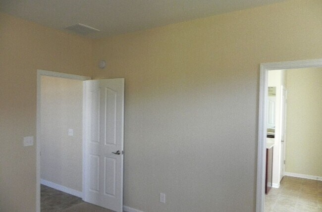 Building Photo - 4 Bedroom - Near Ft Moore