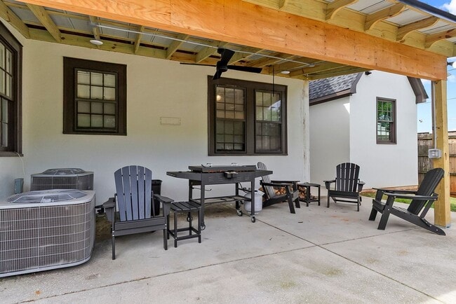 Building Photo - 1304 Riverside Dr