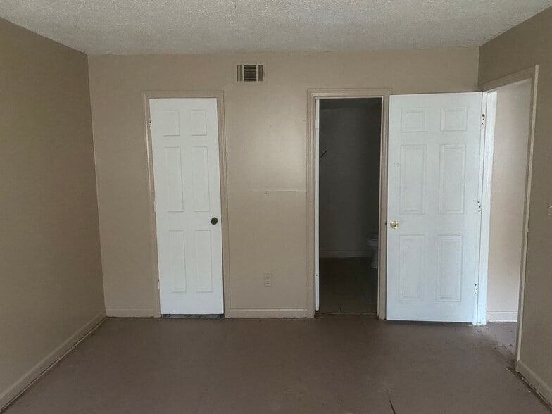 Building Photo - 1505 Camelot Dr