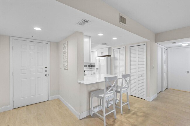 Building Photo - 700 Uno Lago Dr