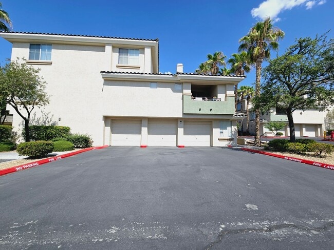Building Photo - GUARD GATED CONDO W/ GARAGE