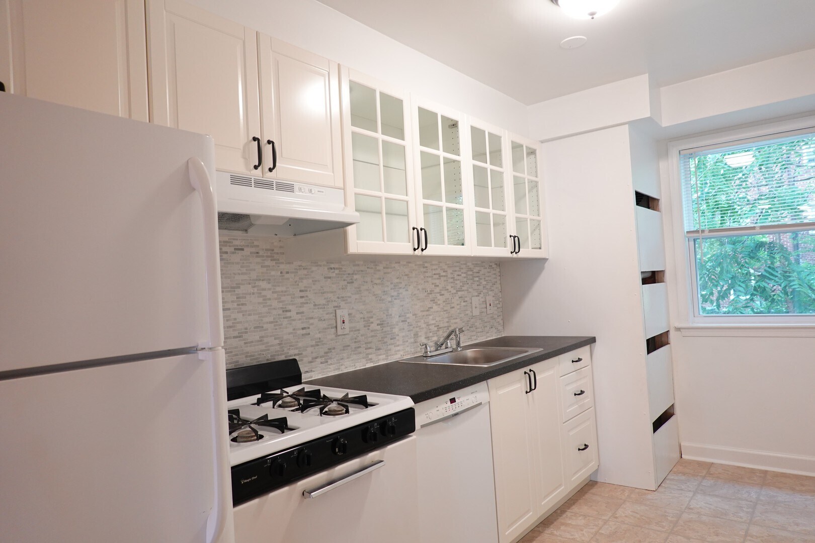 Building Photo - 8713 Plymouth St