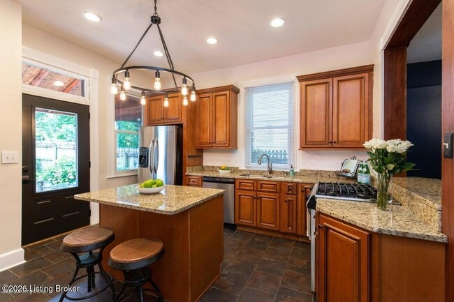 Building Photo - 1328 Highland Ave