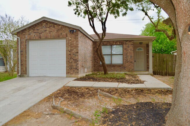 Building Photo - Beautiful 2 bed 2 bath with new flooring a...