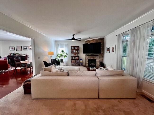 Building Photo - Charming 4 Bedroom home Near Virginia Beac...