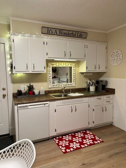 Building Photo - 597 S Main St