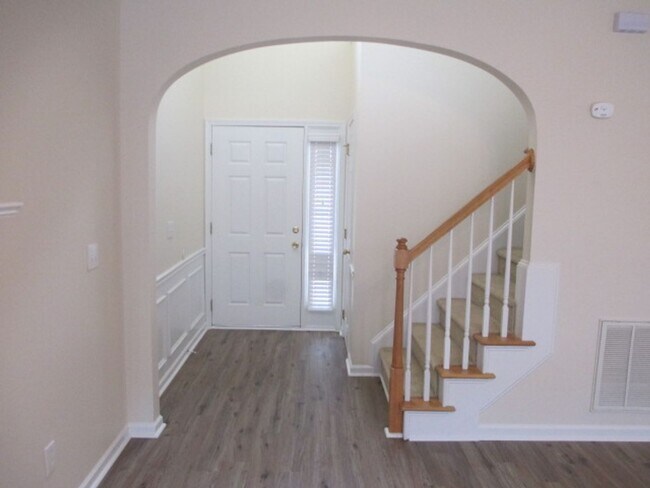 Building Photo - Lovely 3br/2.5ba in exc community, 2 car gar, exc deck, comm rec included!! Avail July 15, 2026!