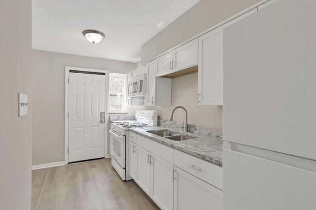 Building Photo - 1009 Lilley Ave