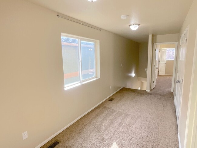 Building Photo - 3 Bedroom Townhome Available Near S Union Blvd & Monterey Rd!