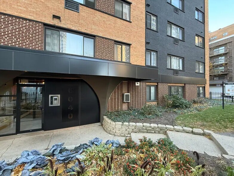 Building Photo - 6040 N Sheridan Rd