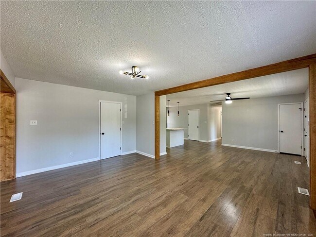 Building Photo - 7605 Jennings Ln