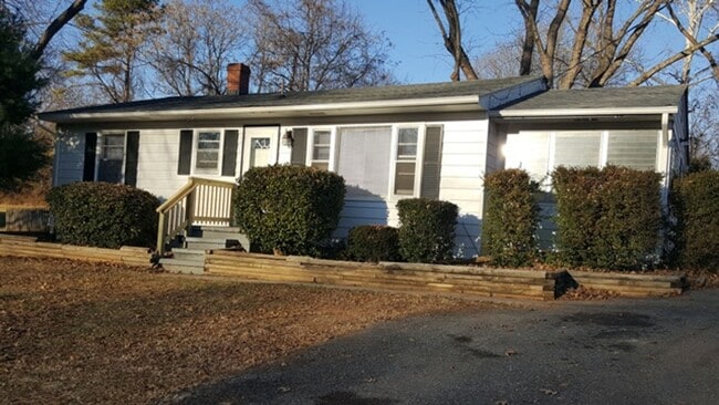 Building Photo - One Level House off Old Forest Road