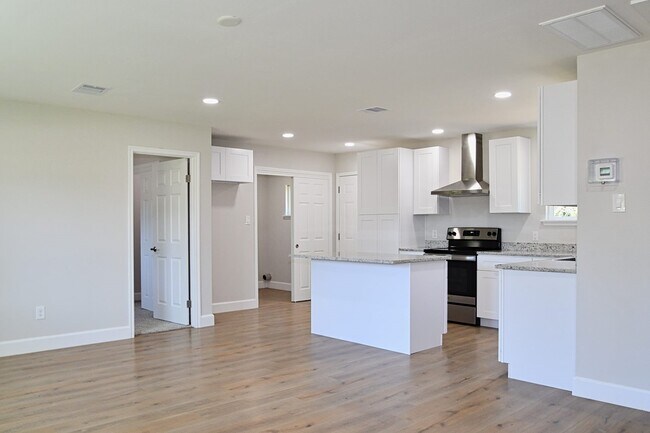 Building Photo - 10910 Fullerton Dr