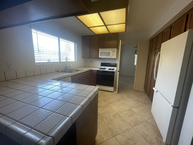 Kitchen - 386 Pippin Dr