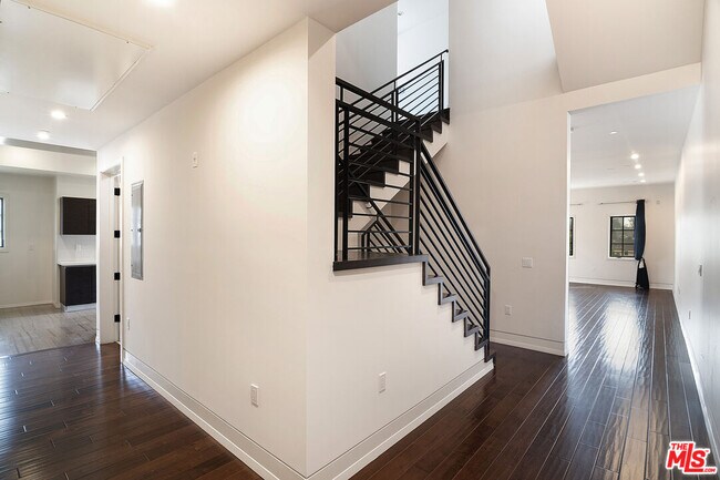 Building Photo - 225 S Hamilton Dr