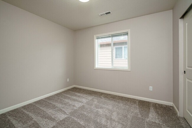 Building Photo - $500 Move In Special  4 Bedroom 2.5 Bath New Carpet and Fresh Paint