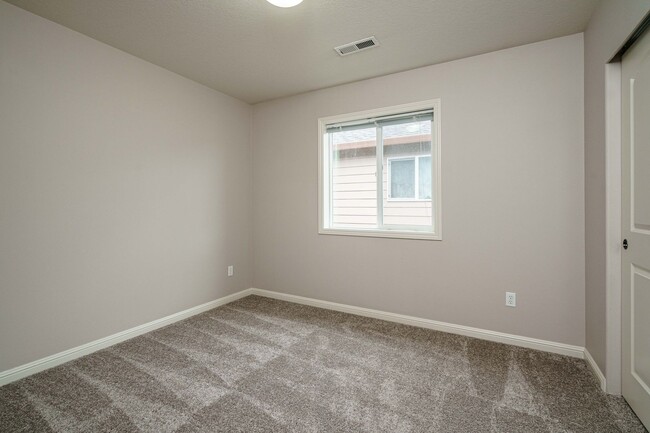 Building Photo - $500 Move In Special NO APPLICATION FEE 4 ...