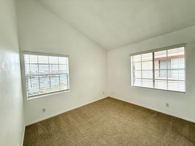Building Photo - Cozy Renovated Townhome in Gardena!