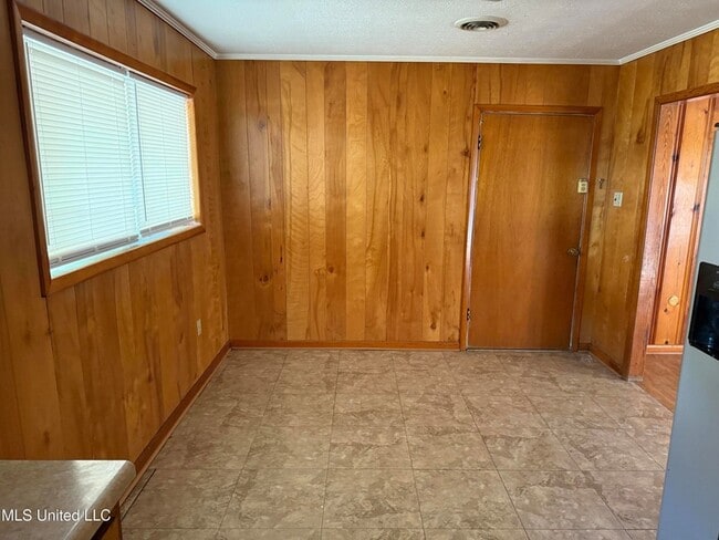 Building Photo - 2214 Pine Ave