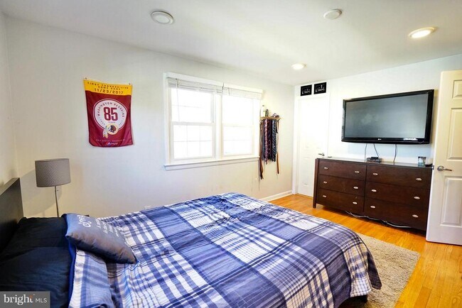 Building Photo - 4218 University Dr