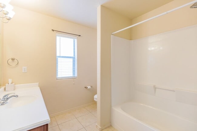 Building Photo - Beautiful 3 Bedroom/2 Bath Home