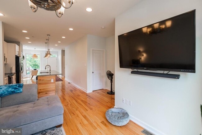 Building Photo - 2029 E Huntingdon St