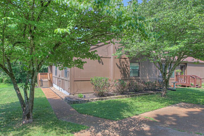 Building Photo - 104 Doral Ct