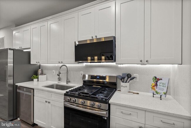 Building Photo - 518 N Lakewood Ave