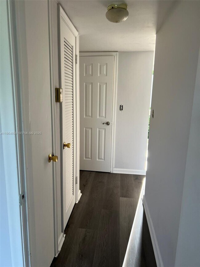 Building Photo - 4165 SW 67th Ave