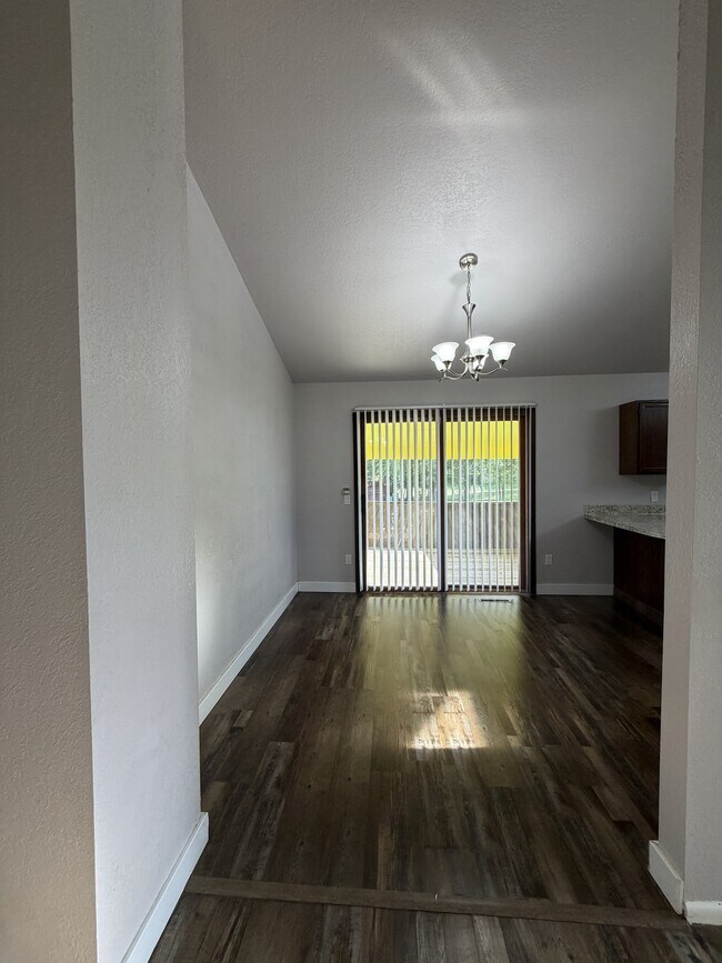Building Photo - 181 Erickson Ct E