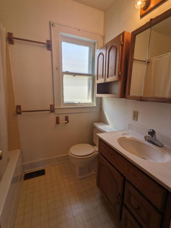 Building Photo - 1112 S Waugh St