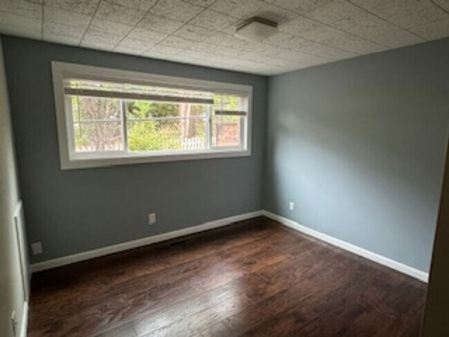 Building Photo - GORGEOUS Avenues Home!!!