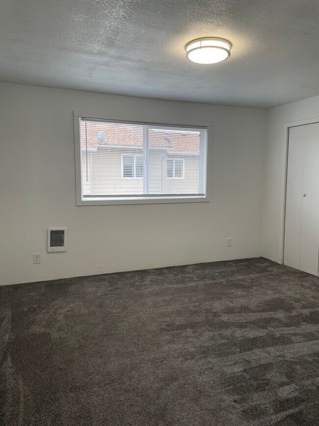 Building Photo - Rent Special: FREE Rent for the month of February!!