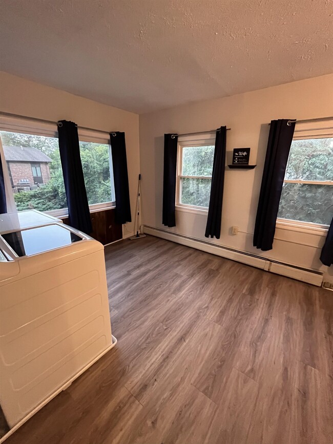 Building Photo - 486 Main St