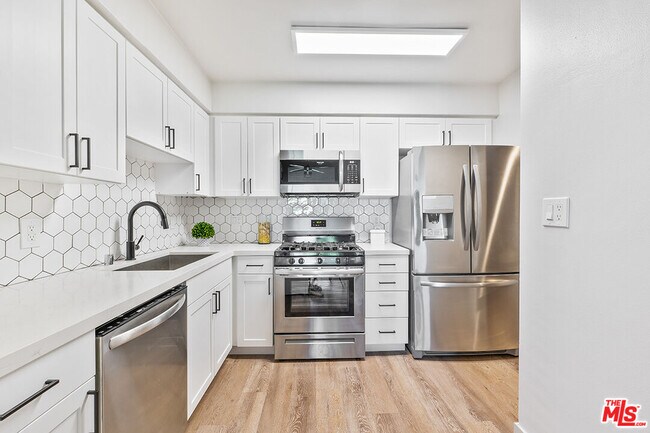 Building Photo - 821 3rd St